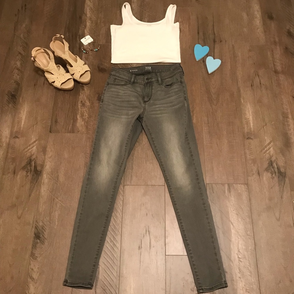 Ana skinny jeans size 4. Look brand new!